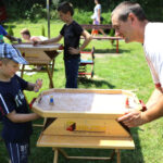 W południe w Ociesękach w gminie Raków odbyły się obchody 70 rocznicy akcji "Burza". Muzeum Zabawek i Zabawy przedstawiło swoją ofertę dla najmłodszych. / Wojciech Habdas / Radio Kielce