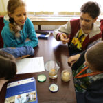 W środę zajęcia na Uniwersytecie Jana Kochanowskiego rozpoczęło 27 młodych naukowców z całego województwa. / Wojciech Habdas / Radio Kielce