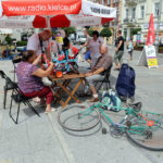 Świętokrzyskie na fali - Pl. Artystów. Powstają kolejne ogniwa wolności. / Wojciech Habdas / Radio Kielce
