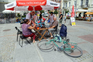 Świętokrzyskie na fali - Pl. Artystów. Powstają kolejne ogniwa wolności. / Wojciech Habdas / Radio Kielce