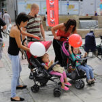 Świętokrzyskie na fali - Pl. Artystów. Nasz dział promocji rozdaje radiowe gadżety. / Wojciech Habdas / Radio Kielce