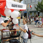 Świętokrzyskie na fali - Pl. Artystów. Nasz dział promocji rozdaje radiowe gadżety. / Wojciech Habdas / Radio Kielce