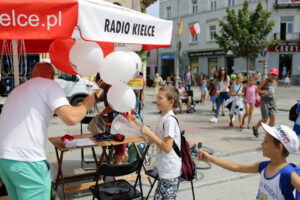 Świętokrzyskie na fali - Pl. Artystów. Nasz dział promocji rozdaje radiowe gadżety. / Wojciech Habdas / Radio Kielce