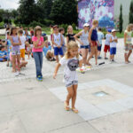 Świętokrzyskie na fali - Pl. Artystów. Odwiedziły nas dzieci z Siemachy. / Wojciech Habdas / Radio Kielce