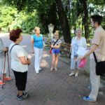 Spacer po centrum Kielc w ramach wakacyjnych audycji pod wspólnym tytułem „Świętokrzyskie na fali. 25 lat wolności”. Park Miejski / Wojciech Habdas / Radio Kielce