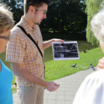 Spacer po centrum Kielc w ramach wakacyjnych audycji pod wspólnym tytułem „Świętokrzyskie na fali. 25 lat wolności”. Park Miejski, przy figurze Jana Nepomucena. / Wojciech Habdas / Radio Kielce