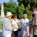Spacer po centrum Kielc w ramach wakacyjnych audycji pod wspólnym tytułem „Świętokrzyskie na fali. 25 lat wolności”. Park Miejski, przy figurze Jana Nepomucena. / Wojciech Habdas / Radio Kielce