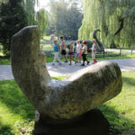 Spacer po centrum Kielc w ramach wakacyjnych audycji pod wspólnym tytułem „Świętokrzyskie na fali. 25 lat wolności”. Park Miejski / Wojciech Habdas / Radio Kielce