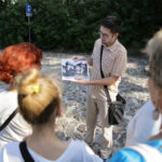 Spacer po centrum Kielc w ramach wakacyjnych audycji pod wspólnym tytułem „Świętokrzyskie na fali. 25 lat wolności”. Pałacyk Zielińskiego / Wojciech Habdas / Radio Kielce