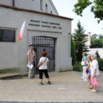 Spacer po centrum Kielc w ramach wakacyjnych audycji pod wspólnym tytułem „Świętokrzyskie na fali. 25 lat wolności”. Dawne więzienie. / Wojciech Habdas / Radio Kielce