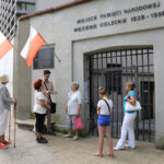 Spacer po centrum Kielc w ramach wakacyjnych audycji pod wspólnym tytułem „Świętokrzyskie na fali. 25 lat wolności”. Dawne więzienie. / Wojciech Habdas / Radio Kielce