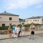 Spacer po centrum Kielc w ramach wakacyjnych audycji pod wspólnym tytułem „Świętokrzyskie na fali. 25 lat wolności”. Ulica Zamkowa. / Wojciech Habdas / Radio Kielce