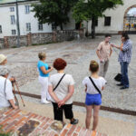 Spacer po centrum Kielc w ramach wakacyjnych audycji pod wspólnym tytułem „Świętokrzyskie na fali. 25 lat wolności”. Na antenie naszego radia / Wojciech Habdas / Radio Kielce