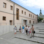 Spacer po centrum Kielc w ramach wakacyjnych audycji pod wspólnym tytułem „Świętokrzyskie na fali. 25 lat wolności”. Powrót do parku. / Wojciech Habdas / Radio Kielce