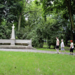 Spacer po centrum Kielc w ramach wakacyjnych audycji pod wspólnym tytułem „Świętokrzyskie na fali. 25 lat wolności”. Park Miejski, przy popiersiu Stanisława Staszica. / Wojciech Habdas / Radio Kielce