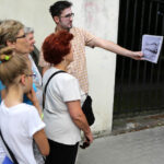 Spacer po centrum Kielc w ramach wakacyjnych audycji pod wspólnym tytułem „Świętokrzyskie na fali. 25 lat wolności”. Ul. Jana Pawła II. / Wojciech Habdas / Radio Kielce