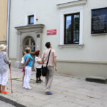 Spacer po centrum Kielc w ramach wakacyjnych audycji pod wspólnym tytułem „Świętokrzyskie na fali. 25 lat wolności”. Ul. Jana Pawła II. / Wojciech Habdas / Radio Kielce