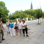 Spacer po centrum Kielc w ramach wakacyjnych audycji pod wspólnym tytułem „Świętokrzyskie na fali. 25 lat wolności”. Ul. Jana Pawła II. / Wojciech Habdas / Radio Kielce