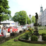 Spacer po centrum Kielc w ramach wakacyjnych audycji pod wspólnym tytułem „Świętokrzyskie na fali. 25 lat wolności”. Ul. Jana Pawła II, druga figura Jana Nepomucena / Wojciech Habdas / Radio Kielce