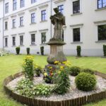 Spacer po centrum Kielc w ramach wakacyjnych audycji pod wspólnym tytułem „Świętokrzyskie na fali. 25 lat wolności”. Ul. Jana Pawła II, druga figura Jana Nepomucena / Wojciech Habdas / Radio Kielce