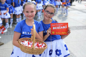 Harcerze biorący udział w 41 Międzynarodowym Harcerskim Festiwalu Kultury Młodzieży Szkolnej odebrali od prezydenta Kielc klucze do bram miasta / Wojciech Habdas / Radio Kielce