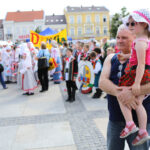 Harcerze biorący udział w 41 Międzynarodowym Harcerskim Festiwalu Kultury Młodzieży Szkolnej odebrali od prezydenta Kielc klucze do bram miasta / Wojciech Habdas / Radio Kielce