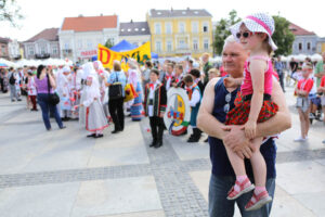 Harcerze biorący udział w 41 Międzynarodowym Harcerskim Festiwalu Kultury Młodzieży Szkolnej odebrali od prezydenta Kielc klucze do bram miasta / Wojciech Habdas / Radio Kielce