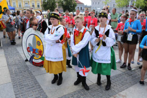 Harcerze biorący udział w 41 Międzynarodowym Harcerskim Festiwalu Kultury Młodzieży Szkolnej odebrali od prezydenta Kielc klucze do bram miasta / Wojciech Habdas / Radio Kielce