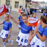 Harcerze biorący udział w 41 Międzynarodowym Harcerskim Festiwalu Kultury Młodzieży Szkolnej odebrali od prezydenta Kielc klucze do bram miasta / Wojciech Habdas / Radio Kielce