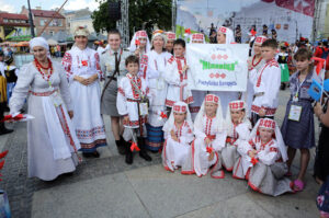 Harcerze biorący udział w 41 Międzynarodowym Harcerskim Festiwalu Kultury Młodzieży Szkolnej odebrali od prezydenta Kielc klucze do bram miasta / Wojciech Habdas / Radio Kielce