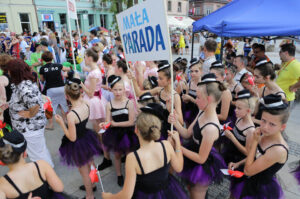 Harcerze biorący udział w 41 Międzynarodowym Harcerskim Festiwalu Kultury Młodzieży Szkolnej odebrali od prezydenta Kielc klucze do bram miasta / Wojciech Habdas / Radio Kielce