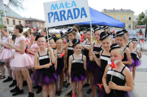 Harcerze biorący udział w 41 Międzynarodowym Harcerskim Festiwalu Kultury Młodzieży Szkolnej odebrali od prezydenta Kielc klucze do bram miasta / Wojciech Habdas / Radio Kielce