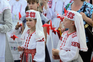 Harcerze biorący udział w 41 Międzynarodowym Harcerskim Festiwalu Kultury Młodzieży Szkolnej odebrali od prezydenta Kielc klucze do bram miasta / Wojciech Habdas / Radio Kielce