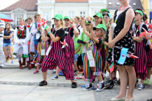 Harcerze biorący udział w 41 Międzynarodowym Harcerskim Festiwalu Kultury Młodzieży Szkolnej odebrali od prezydenta Kielc klucze do bram miasta / Wojciech Habdas / Radio Kielce