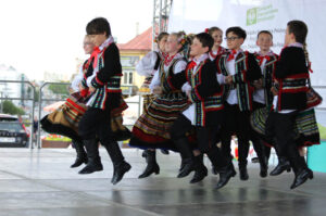 Harcerze biorący udział w 41 Międzynarodowym Harcerskim Festiwalu Kultury Młodzieży Szkolnej odebrali od prezydenta Kielc klucze do bram miasta / Wojciech Habdas / Radio Kielce