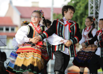 Harcerze biorący udział w 41 Międzynarodowym Harcerskim Festiwalu Kultury Młodzieży Szkolnej odebrali od prezydenta Kielc klucze do bram miasta / Wojciech Habdas / Radio Kielce