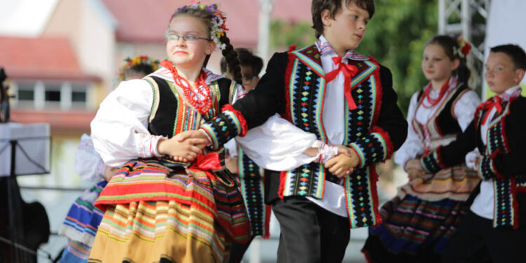 Harcerze biorący udział w 41 Międzynarodowym Harcerskim Festiwalu Kultury Młodzieży Szkolnej odebrali od prezydenta Kielc klucze do bram miasta / Wojciech Habdas / Radio Kielce