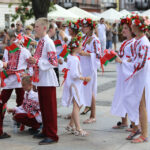 Harcerze biorący udział w 41 Międzynarodowym Harcerskim Festiwalu Kultury Młodzieży Szkolnej odebrali od prezydenta Kielc klucze do bram miasta / Wojciech Habdas / Radio Kielce