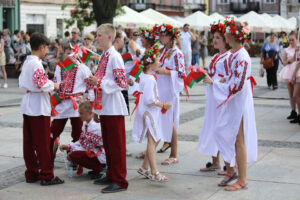 Harcerze biorący udział w 41 Międzynarodowym Harcerskim Festiwalu Kultury Młodzieży Szkolnej odebrali od prezydenta Kielc klucze do bram miasta / Wojciech Habdas / Radio Kielce