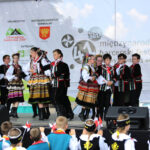 Harcerze biorący udział w 41 Międzynarodowym Harcerskim Festiwalu Kultury Młodzieży Szkolnej odebrali od prezydenta Kielc klucze do bram miasta / Wojciech Habdas / Radio Kielce