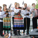 Harcerze biorący udział w 41 Międzynarodowym Harcerskim Festiwalu Kultury Młodzieży Szkolnej odebrali od prezydenta Kielc klucze do bram miasta / Wojciech Habdas / Radio Kielce