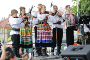 Harcerze biorący udział w 41 Międzynarodowym Harcerskim Festiwalu Kultury Młodzieży Szkolnej odebrali od prezydenta Kielc klucze do bram miasta / Wojciech Habdas / Radio Kielce