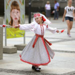 Harcerze biorący udział w 41 Międzynarodowym Harcerskim Festiwalu Kultury Młodzieży Szkolnej odebrali od prezydenta Kielc klucze do bram miasta / Wojciech Habdas / Radio Kielce