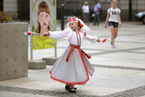 Harcerze biorący udział w 41 Międzynarodowym Harcerskim Festiwalu Kultury Młodzieży Szkolnej odebrali od prezydenta Kielc klucze do bram miasta / Wojciech Habdas / Radio Kielce