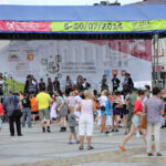 Harcerze biorący udział w 41 Międzynarodowym Harcerskim Festiwalu Kultury Młodzieży Szkolnej odebrali od prezydenta Kielc klucze do bram miasta / Wojciech Habdas / Radio Kielce