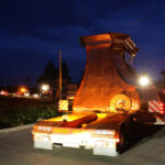 Nocą i wczesnym rankiem do klasztoru na Świętym Krzyżu przetransportowane zostały elementy powstającej tam wieży. / Wojciech Habdas / Radio Kielce