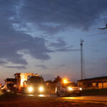 Nocą i wczesnym rankiem do klasztoru na Świętym Krzyżu przetransportowane zostały elementy powstającej tam wieży. / Wojciech Habdas / Radio Kielce