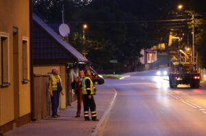 Nocą i wczesnym rankiem do klasztoru na Świętym Krzyżu przetransportowane zostały elementy powstającej tam wieży. / Wojciech Habdas / Radio Kielce