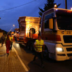 Nocą i wczesnym rankiem do klasztoru na Świętym Krzyżu przetransportowane zostały elementy powstającej tam wieży. / Wojciech Habdas / Radio Kielce