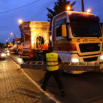 Nocą i wczesnym rankiem do klasztoru na Świętym Krzyżu przetransportowane zostały elementy powstającej tam wieży. / Wojciech Habdas / Radio Kielce